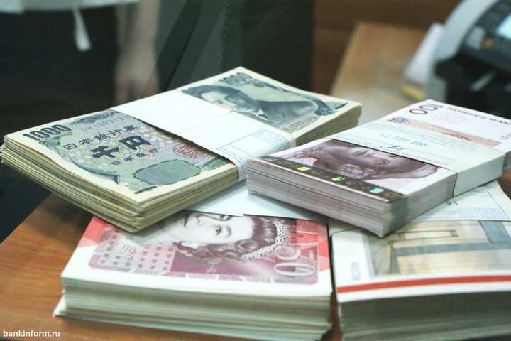Клиентам СДМ-Банка доступны счета в азербайджанских манатах и узбекских сумах