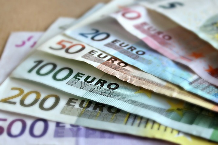 Фальшивых евро впервые стало больше, чем долларов