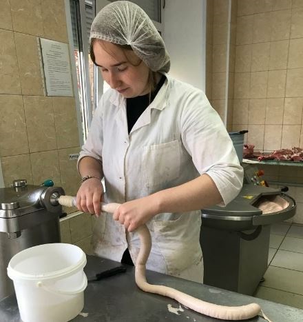 Стипендиатка Россельхозбанка задумала прославить Урал новым брендом колбасы