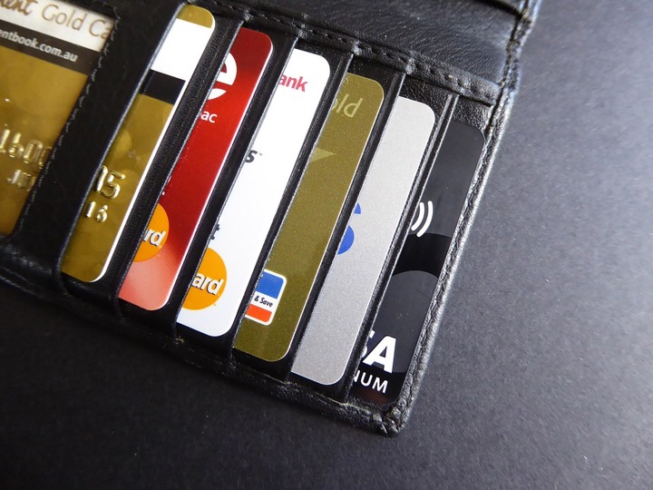 Свердловчане в полтора раза чаще стали брать кредитные карты