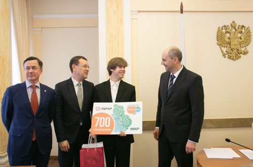 Клиент УБРиР получил 700-тысячную карту «Уралочка»
