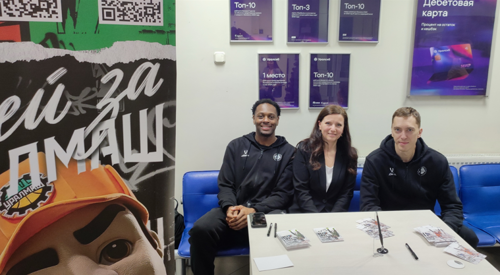 Игроки БК «Уралмаш» провели автограф-сессию в Банке Уралсиб