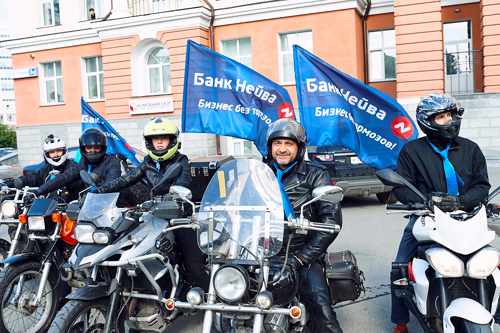 Банк «НЕЙВА» - Брутальные байкеры в галстуках и с флагами устроили мотопробег по центру Екатеринбурга