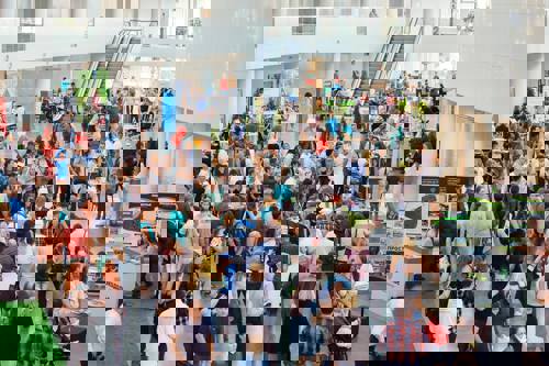 Фестиваль жилья Домофест объединил более 3 000 жителей Екатеринбурга. За один день в городе продали квартир, коттеджей и стройматериалов более чем на 100 млн рублей Фестиваль жилья Домофест объединил более 3 000 жителей Екатеринбурга. За один день в городе продали квартир, коттеджей и стройматериалов более чем на 100 млн рублей