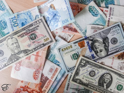 Доллар поднялся выше 69 рублей