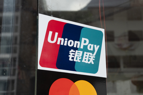 Банки начали возвращать комиссии за карты UnionPay