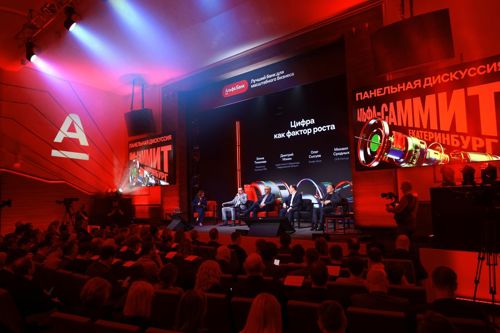 От российской аналитики до китайской философии. Альфа-Банк привез в Екатеринбург топов отечественных компаний и зарубежную бизнес-звезду