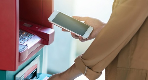 В банкомате можно будет снять деньги с чужой карты