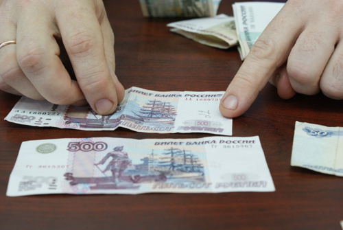 Зарплата россиян упала на рекордные 10,9% Зарплата россиян упала на рекордные 10,9%