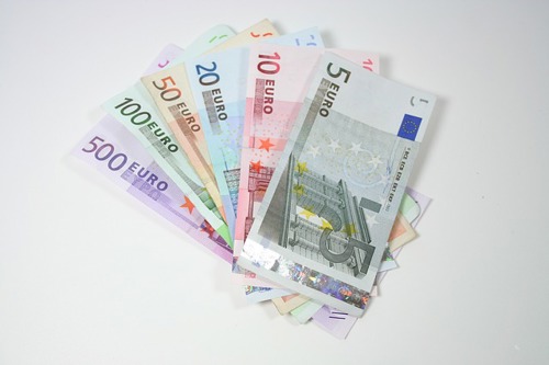 В банках Екатеринбурга евро продают дороже 100 рублей
