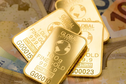 Цены на золото впервые поднялись выше 2000 долларов
