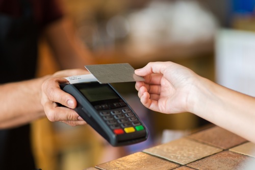 Примсоцбанк начислит дополнительный кэшбэк по кредитным картам в майские праздники