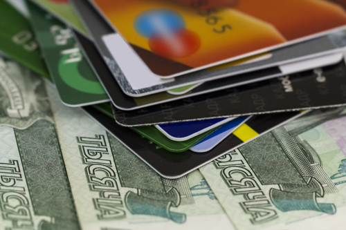 ВТБ разъяснил клиентам правила оплаты покупок по картам с истёкшим сроком