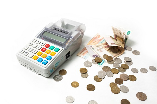 Клиенты банка «Уралфинанс» могут снимать наличные без комиссии на кассах магазинов
