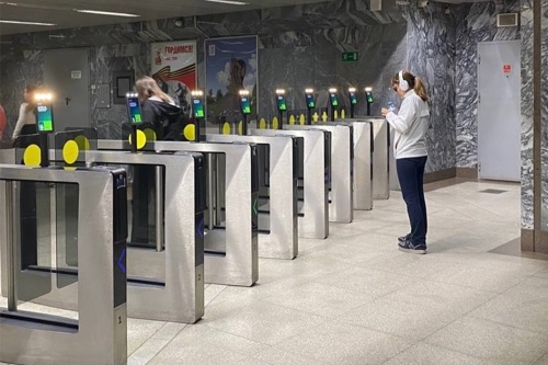 Оплата по биометрии стала доступна на всех турникетах станции метро «Чкаловская» в
Екатеринбурге Оплата по биометрии стала доступна на всех турникетах станции метро «Чкаловская» в
Екатеринбурге