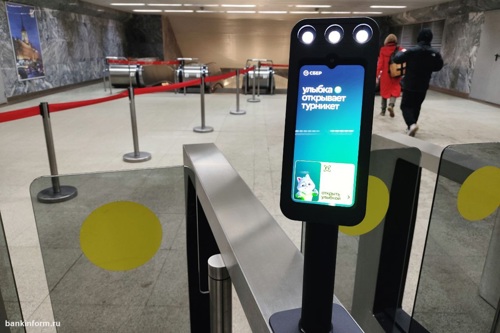 В Екатеринбурге более миллиона поездок в метро оплачено улыбкой