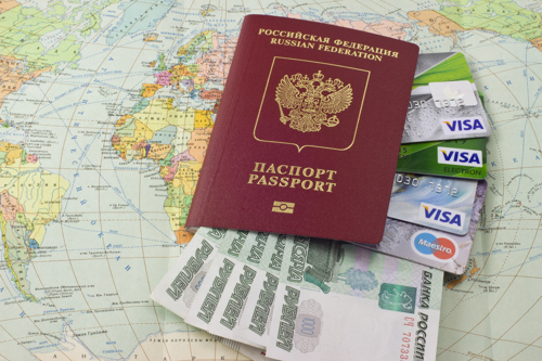 Банки будут обслуживать россиян по старым паспортам до 30 сентября
