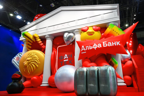 Фантех с античным уклоном. Альфа-Банк построил на ПМЭФ гигантский пантеон