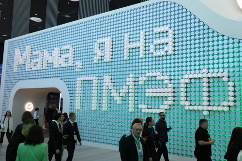 Сбер на ПМЭФ-2026 удивляет кинетическим экраном