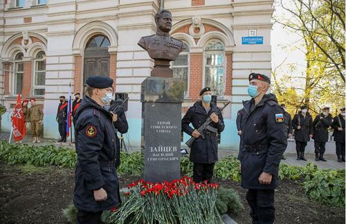 При поддержке Примсоцбанка во Владивостоке торжественно открыли бюст Героя Советского Союза