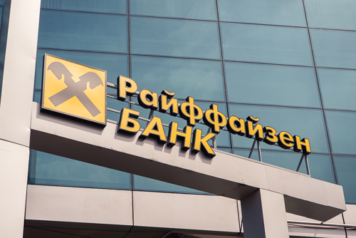 Райффайзен Банк разрешил снимать наличные в любых банкоматах без комиссии
