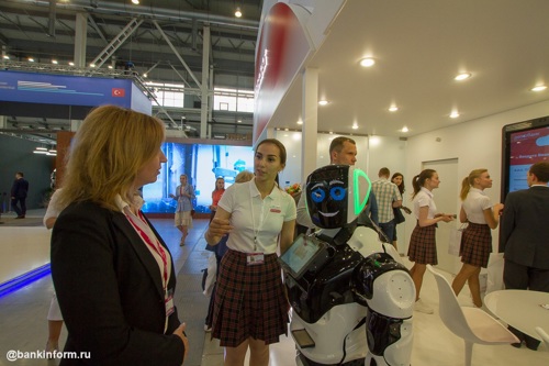 Банки Иннопрома-2019. СКБ-банк/ДелоБанк: танцы с роботом и книжка в подарок