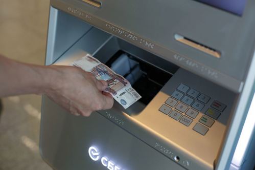 Более 700 тысяч свердловчан могут получить деньги до зарплаты в Сбербанке с помощью нового сервиса