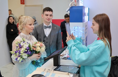 На выставке «Россия» прошла «биометрическая» свадьба
