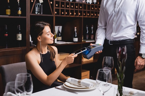 Посетителей ресторанов и баров могут обложить сбором в пользу участников СВО