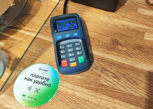 Клиенты Тинькофф смогут оплачивать покупки по QR-коду СберБанка и получать кэшбэк

