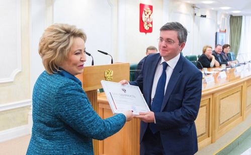 Председатель Правления Банка УРАЛСИБ Константин Бобров получил Благодарность Совета Федерации за вклад в подготовку Второго Евразийского женского форума Председатель Правления Банка УРАЛСИБ Константин Бобров получил Благодарность Совета Федерации за вклад в подготовку Второго Евразийского женского форума
