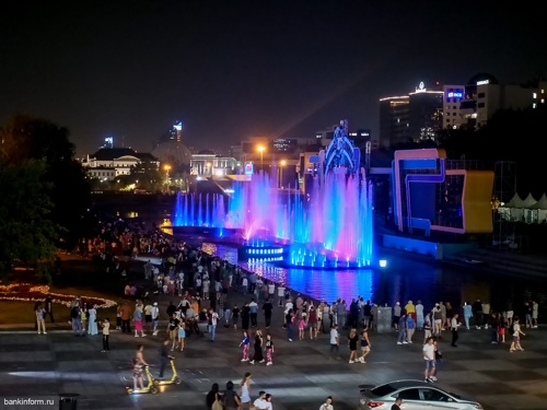 К 300-летию Екатеринбурга Сбер подарил городу умный светомузыкальный
фонтан