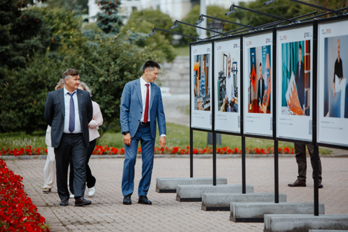 В Екатеринбурге у Храма-на-Крови открылась выставка «Бизнес в объективе. Герои»