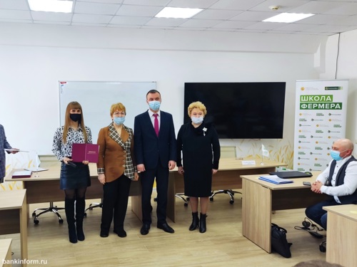 В Свердловской области вручили дипломы выпускникам «Школы фермера» В Свердловской области вручили дипломы выпускникам «Школы фермера»