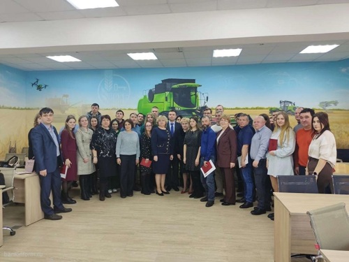 Россельхозбанк - в Свердловской области вручены дипломы выпускникам «Школы фермера» Россельхозбанк - в Свердловской области вручены дипломы выпускникам «Школы фермера»